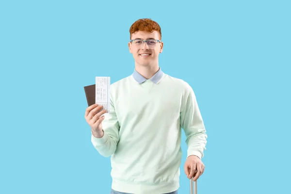 Mavi Arka Planda Bileti Pasaportu Olan Genç Kızıl Saçlı Adam — Stok fotoğraf