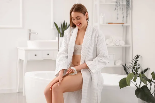 Jovem Mulher Massageando Sua Perna Com Escova Celulite Banheiro — Fotografia de Stock