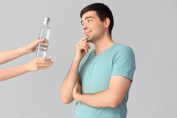 Tänksam Ung Man Och Händer Med Vodka Ljus Bakgrund — Stockfoto