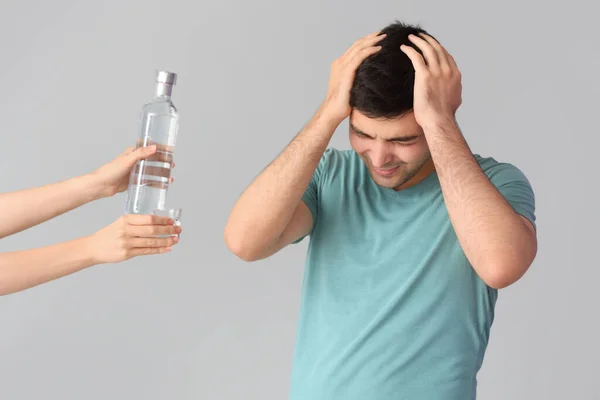 Jovem Estressado Mãos Com Vodka Fundo Claro — Fotografia de Stock