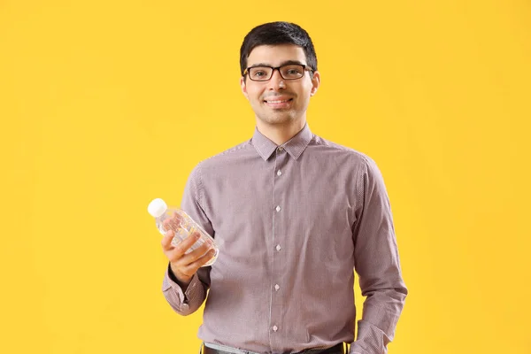 Νεαρός Άνδρας Μπουκάλι Νερό Κίτρινο Φόντο — Φωτογραφία Αρχείου