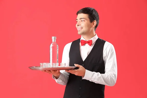 Camarero Masculino Con Vasos Botella Vodka Sobre Fondo Rojo —  Fotos de Stock