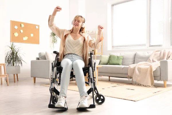 Молодая Женщина Наушниками Инвалидном Кресле Слушает Музыку Дома — стоковое фото