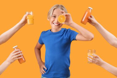 Arka planda portakal suyu olan küçük çocuk ve kadın elleri