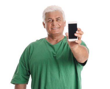 Beyaz arka planda cep telefonu olan son sınıf öğrencisi.