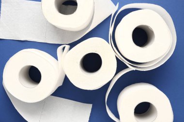 Mavi arka planda tuvalet kağıdı ruloları