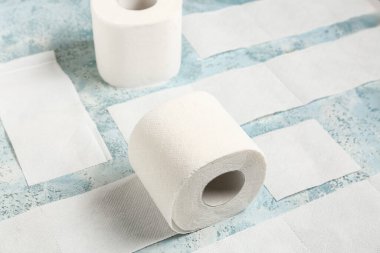 Mavi arka planda tuvalet kağıdı ruloları
