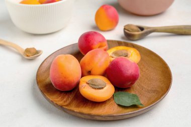 Beyaz arka planda tatlı kayısı tabağı