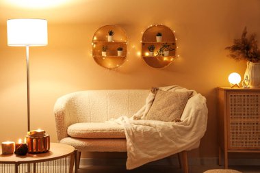 Işıl ışıl lamba ve şık kanepesi olan modern oturma odası.