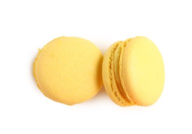 Beyaz arka planda tatlı sarı badem kurabiyeleri