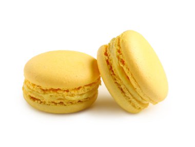 Beyaz arka planda tatlı sarı badem kurabiyeleri