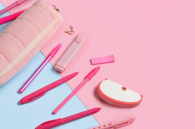 Renk arkaplanında farklı okul kırtasiyesine sahip kalem kutusu, kapat