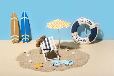 Renkli arka planda mini şemsiyeli, şezlonglu ve plaj aksesuarlı yaratıcı yaz kompozisyonu