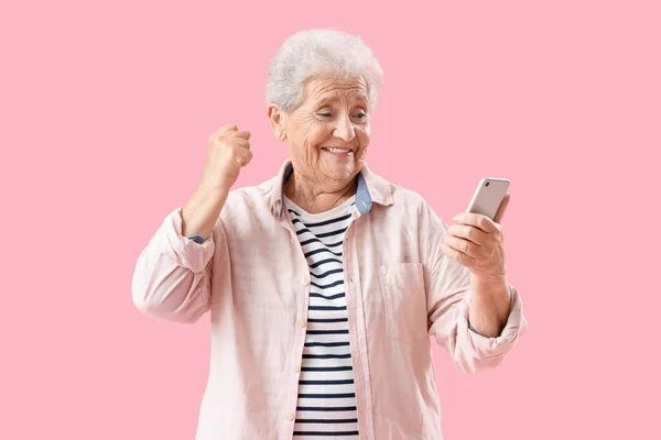 Счастливая Пожилая Женщина Помощью Мобильного Телефона Розовом Фоне — стоковое фото