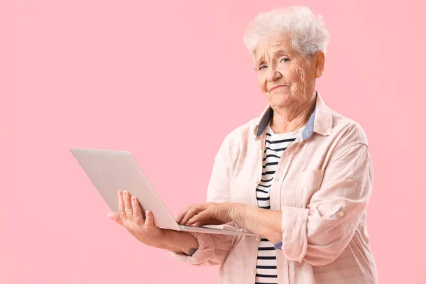 Mulher Sênior Usando Laptop Fundo Rosa — Fotografia de Stock