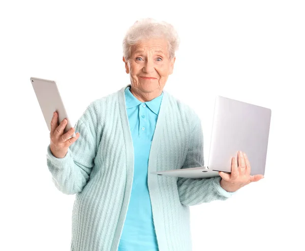 Mulher Sênior Com Laptop Tablet Fundo Branco — Fotografia de Stock