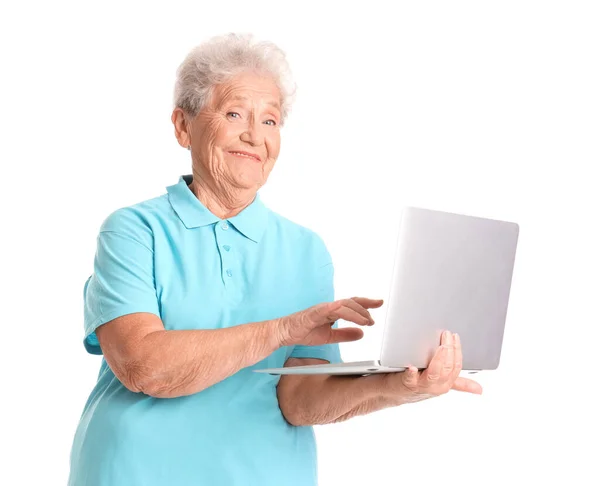 Mulher Sênior Usando Laptop Fundo Branco — Fotografia de Stock