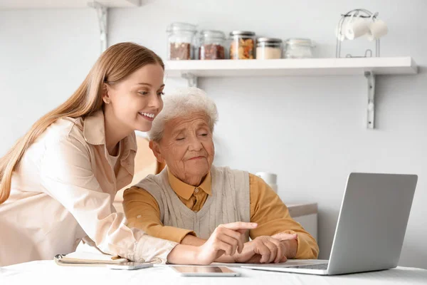 Senior Woman Her Granddaughter Using Laptop Kitchen — Stock Photo, Image