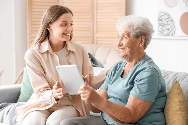 Senior Woman Her Granddaughter Using Tablet Computer Home — Stock Photo, Image
