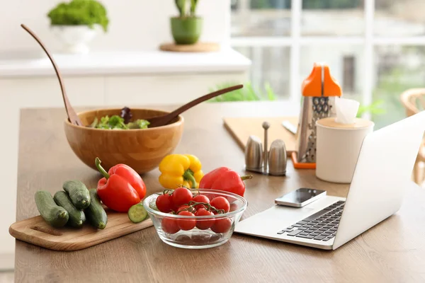Schüssel Mit Gemüsesalat Und Laptop Auf Tisch Küche — Stockfoto
