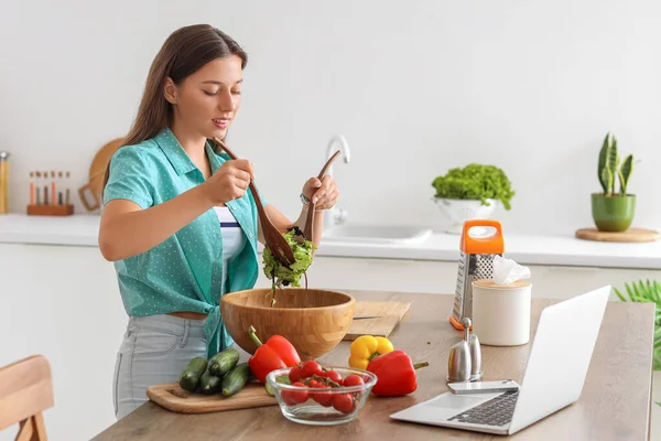 Young Woman Preparing Vegetable Salad Kitchen — Stock Photo, Image