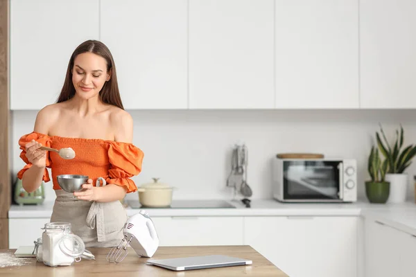 Ung Kvinna Förbereder Deg Köket — Stockfoto