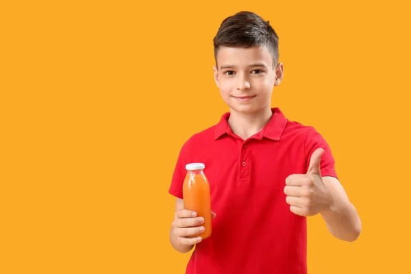 Mały Chłopiec Butelką Soku Pomarańczowego Pokazuje Kciuk Góry Tle Koloru — Zdjęcie stockowe