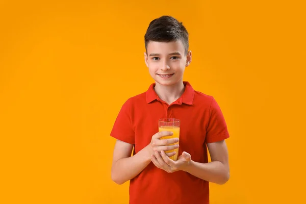 Mały Chłopiec Szklanką Soku Pomarańczowego Tle Koloru — Zdjęcie stockowe