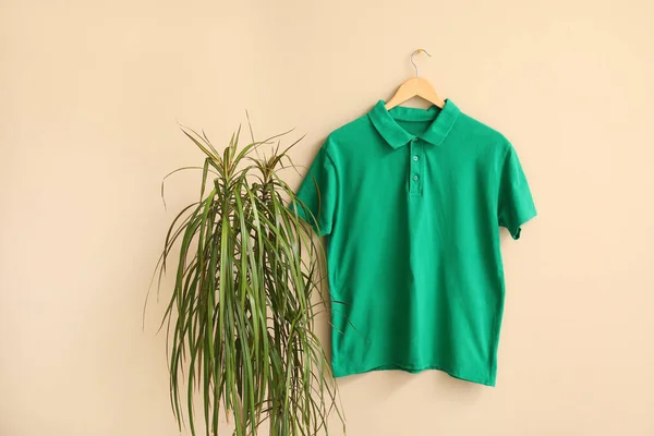 Stijlvol Groen Shirt Hangend Beige Achtergrond — Stockfoto