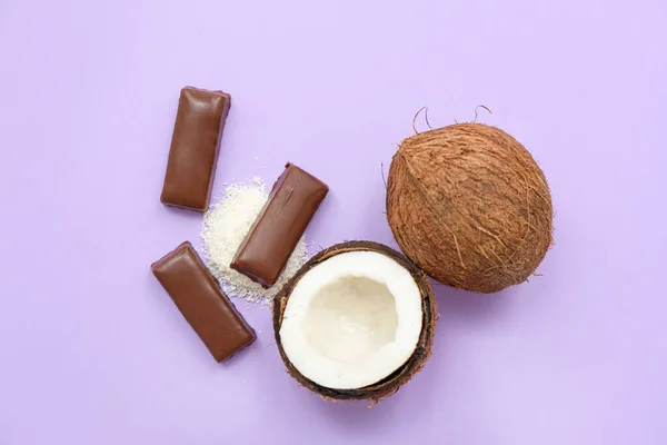 Leckere Bonbons Mit Schokolade Und Kokosnüssen Auf Fliederfarbenem Hintergrund — Stockfoto