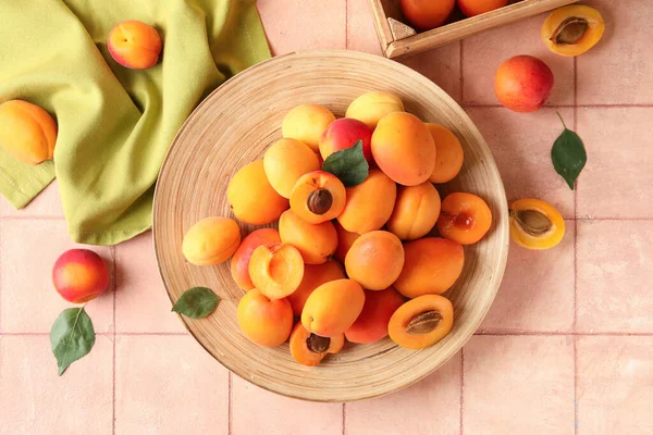Teller Mit Süßen Aprikosen Auf Rosa Fliesentisch — Stockfoto