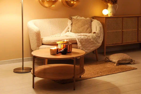 现代客厅的内部 有时髦的沙发 桌上点着蜡烛 — 图库照片