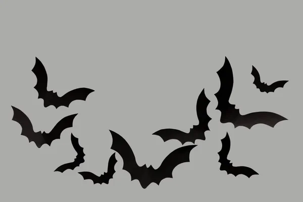 Papierfledermäuse Für Die Halloween Party Auf Grauem Hintergrund — Stockfoto