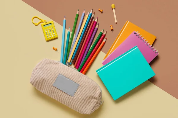Μολύβι Περίπτωση Διαφορετικά Σχολικά Χαρτικά Στο Φόντο Χρώμα — Φωτογραφία Αρχείου