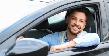 Modern arabada oturan yakışıklı iş adamı.