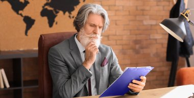 Ofiste çalışan yakışıklı olgun işadamı