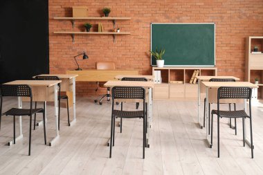 Şık, boş sınıfın içi.