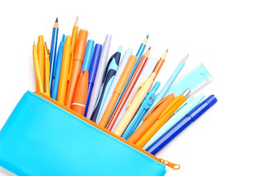 Beyaz zemin üzerinde farklı kırtasiye malzemesi olan mavi kalem kutusu