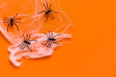 Turuncu arka planda Cadılar Bayramı partisi için örümceklerle örümcek ağı