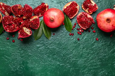 Tohumlu taze nar ve yeşil arka planda yapraklar