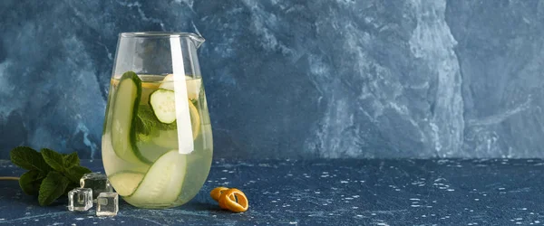 Kan Koude Limonade Met Komkommer Munt Blauwe Achtergrond Met Ruimte — Stockfoto