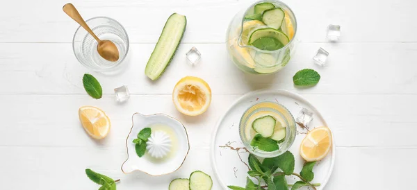 Glas Och Kanna Kall Lemonad Med Ingredienser Vit Trä Bakgrund — Stockfoto