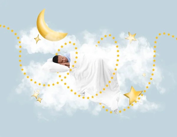睡梦中的非洲裔小男孩 毛毯和枕头躺在灰蒙蒙的云彩上 — 图库照片