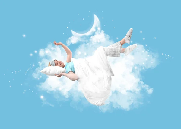 Молодая Женщина Одеялом Подушкой Лежит Мягком Облаке Светло Голубом Фоне — стоковое фото