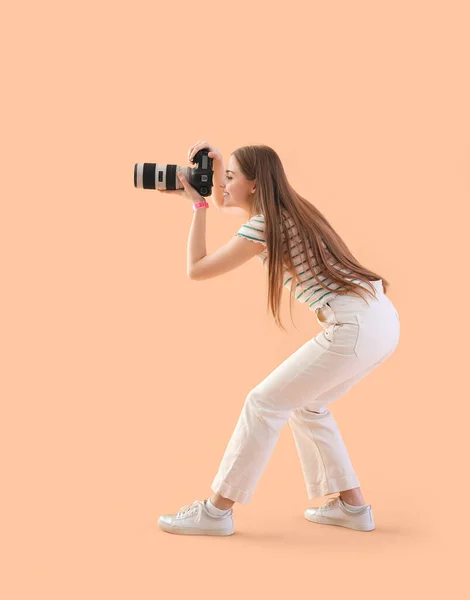 Junge Fotografin Mit Professioneller Kamera Auf Beigem Hintergrund — Stockfoto