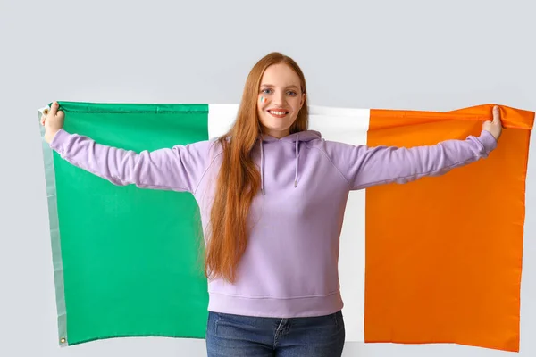 Glad Ung Kvinna Med Irlands Flagga Ljus Bakgrund — Stockfoto
