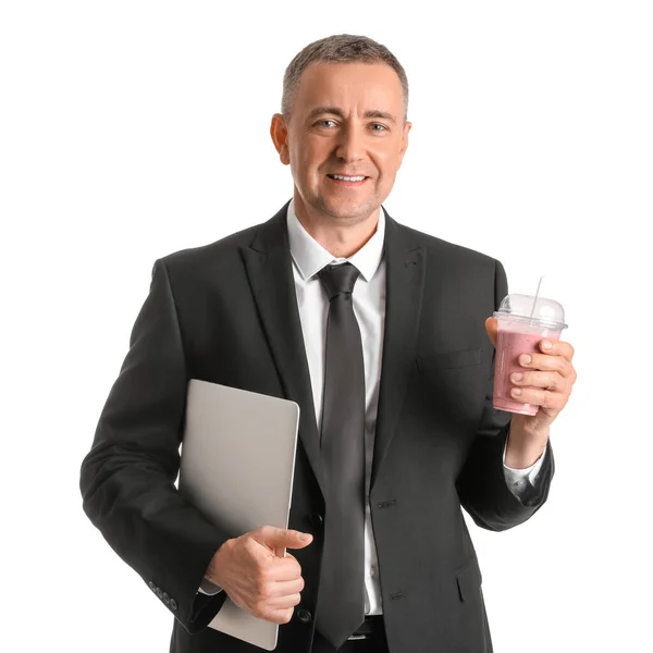 Ältere Geschäftsmann Mit Glas Obst Smoothie Und Laptop Auf Weißem — Stockfoto