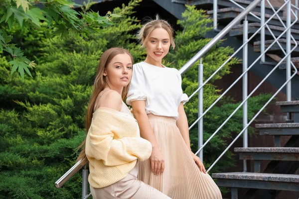 Young Sisters Stairs City — Stock Photo, Image