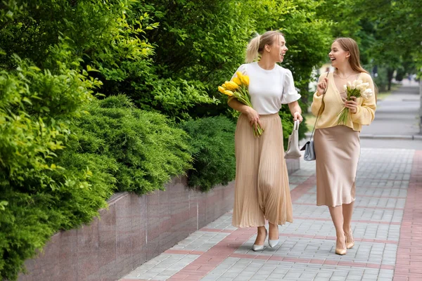 Young Sisters Tulips Walking City Street — Stock Photo, Image
