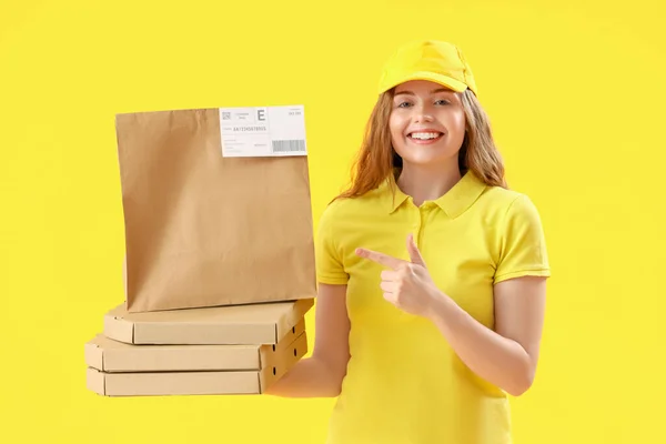 Correio Feminino Com Saco Papel Caixas Pizza Fundo Amarelo — Fotografia de Stock